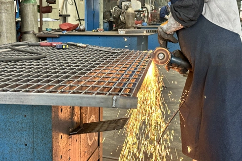 Guida alla selezione delle griglie per coperture di trincee in acciaio: Classi di carico, materiali e applicazioni