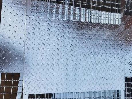 Grigliato in acciaio composito con piastra zigrinata parziale