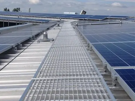 Percorso pedonale di manutenzione fotovoltaico su tetto 1