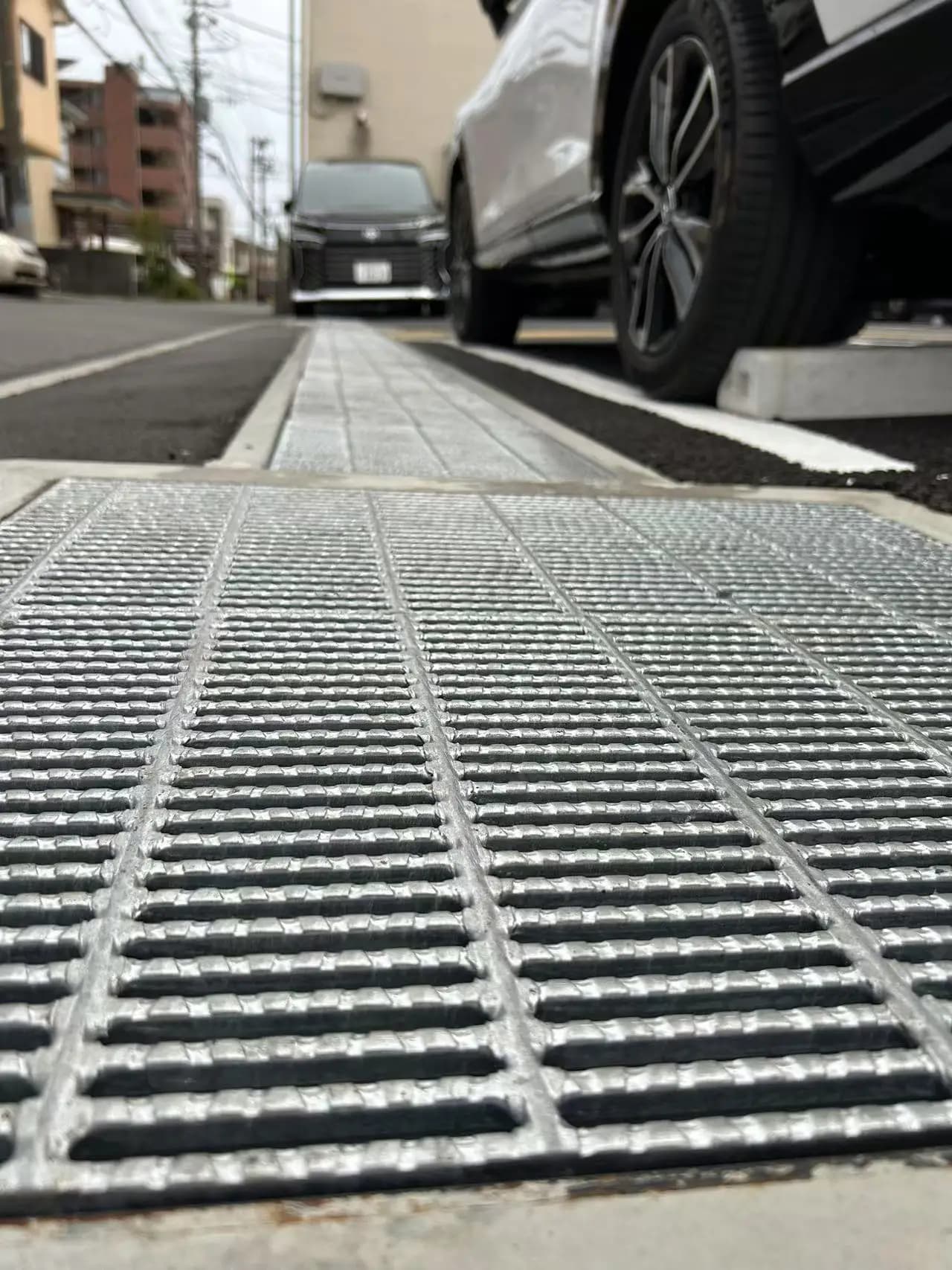 Analisi comparativa tra griglie speciali in acciaio per parcheggi e normali lamiere d'acciaio: scegli la soluzione migliore! Analisi comparativa tra griglie speciali in acciaio per parcheggi e normali lamiere d'acciaio: scegli la soluzione migliore!