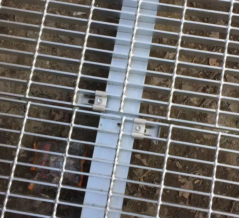 Standard di prova della capacità di carico per griglia in acciaio nella passerella di manutenzione di centrali fotovoltaiche Standard di prova della capacità di carico per griglia in acciaio nella passerella di manutenzione di centrali fotovoltaiche