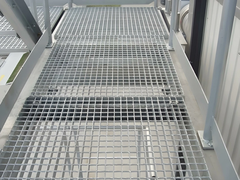 Piano grigliato pressato adatto per passerelle di impianti di trattamento delle acque reflue