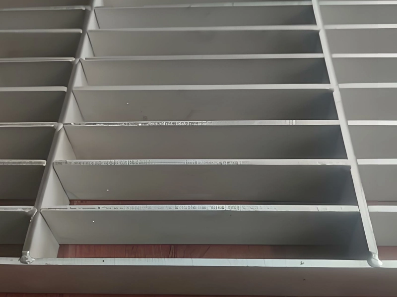 1. Grigliato in acciaio inox pressato e bloccato