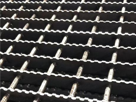Trapano per grigliato in acciaio con superficie dentellata